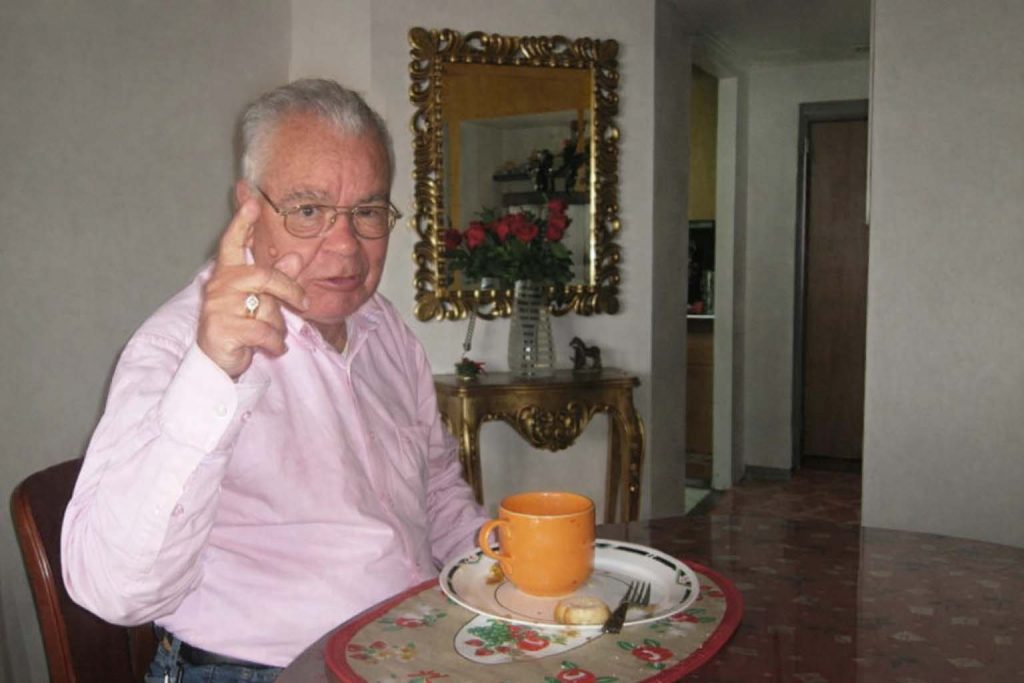 adulto mayor saludando